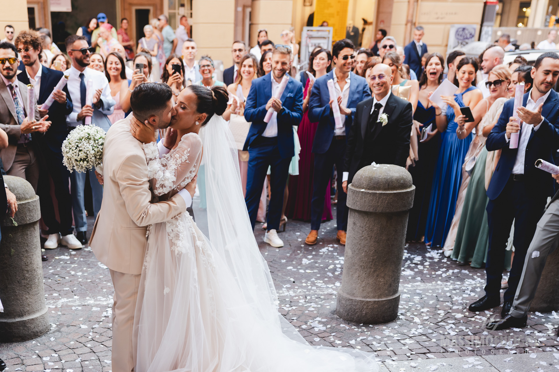 bacio sposi nella Chiesa dei Santi Gregorio e Siro