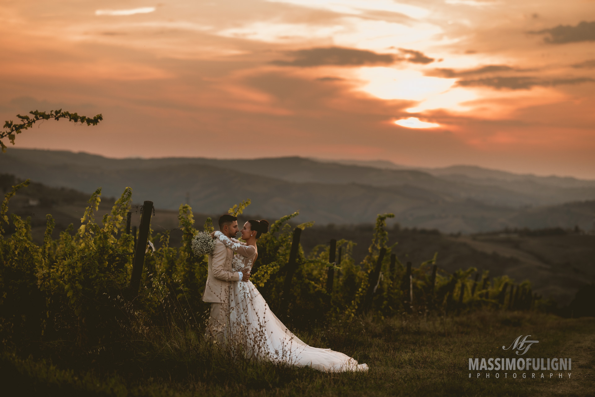 foto di matrimonio nella vigna a tenuta bonzara nel tramonto