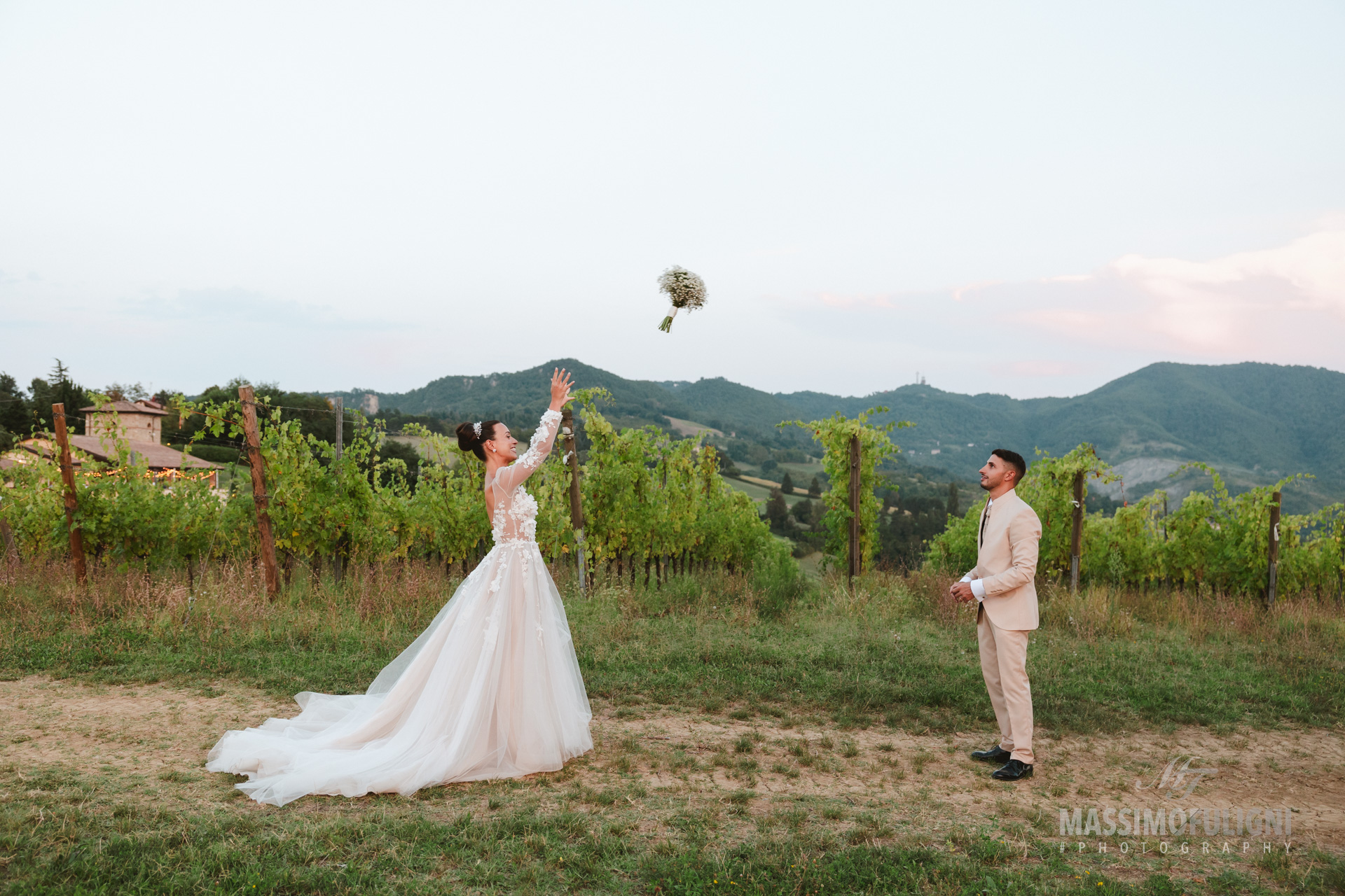 fotografo bologna nella vigna di tenuta bonzara con sposi e bouquet